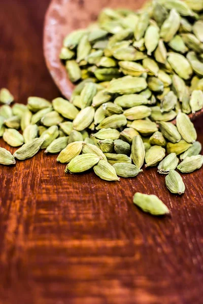 Bir kil kase yeşil kakule görünümü kapatın