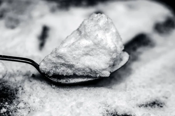 Ahşap zemin üzerinde tahta bir kaşık ortak tuz