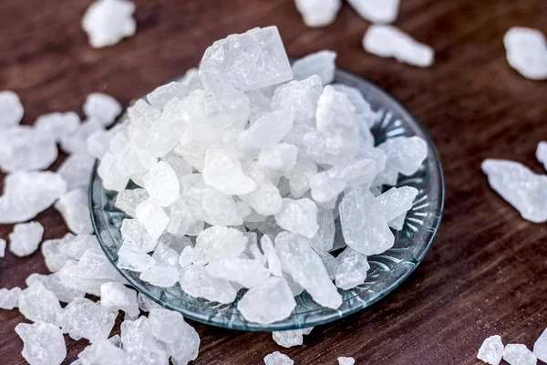 Rock şeker veya ahşap yüzeyde bir cam levha kesme şeker.