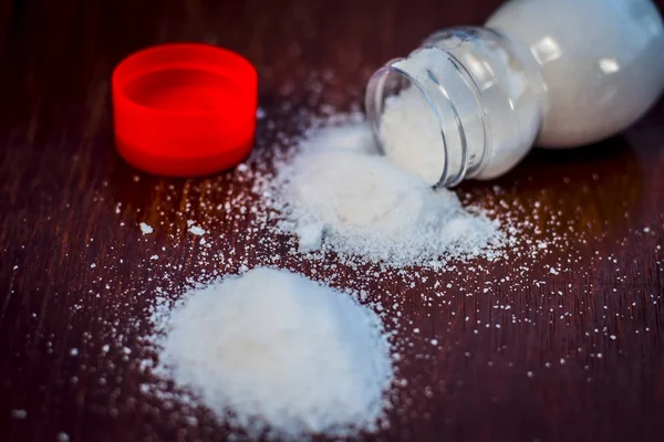 Nahaufnahme Von Salz Sprinkler Auf Holztisch — Stockfoto