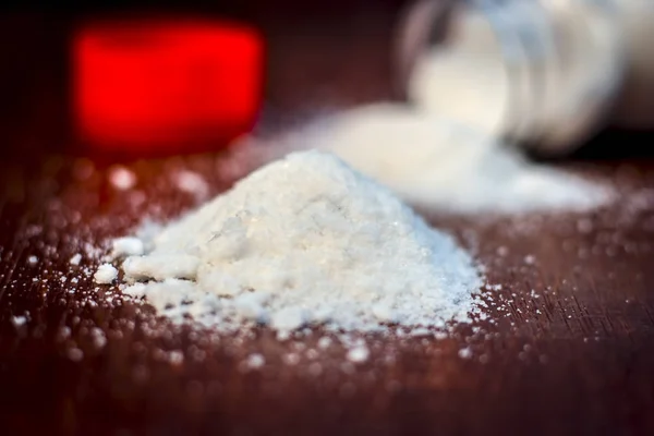 Nahaufnahme Von Salz Sprinkler Auf Holztisch — Stockfoto