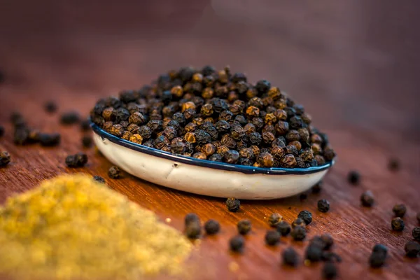 Kara biber ve onun toz görünümünü kapat