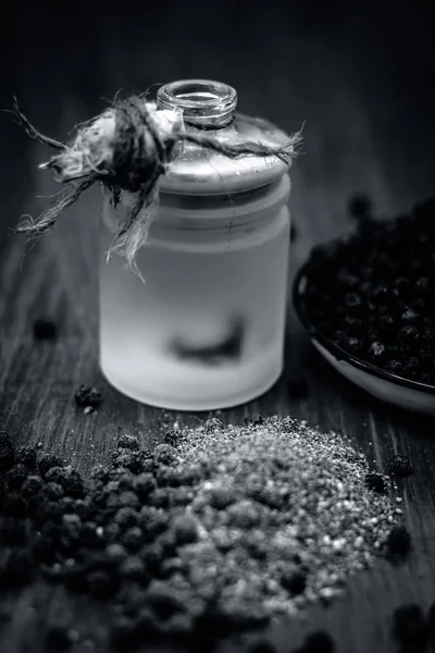 Kara biber tozu ve Ahşap Masa üzeri yağlıboya