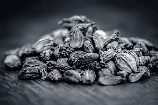 Cardamomo Crudo Negro Sobre Una Superficie Madera — Foto de Stock