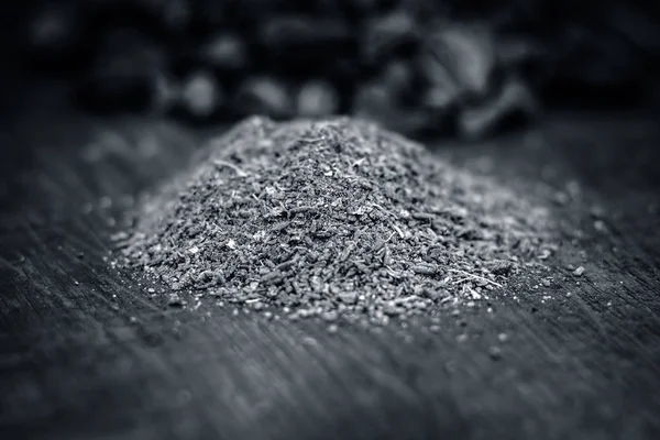 Raw Black Cardamom Its Powder Wooden Surface — Stock Photo, Image