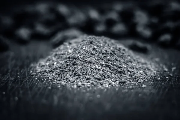Сырой Черный Кардамон Порошком Деревянной Поверхности — стоковое фото