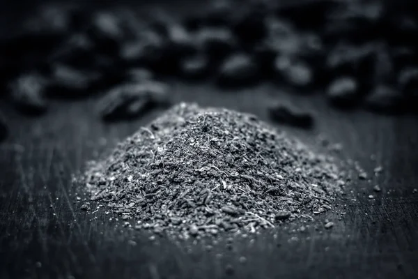 Cardamomo Crudo Negro Con Polvo Sobre Una Superficie Madera — Foto de Stock