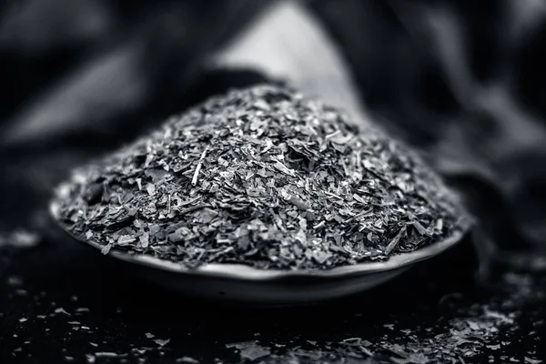 Toz ve yaprakları bir cam levha içinde Hint leylak 