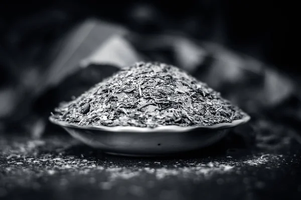 Toz ve yaprakları bir cam levha içinde Hint leylak 