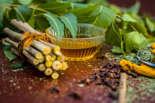 Hint leylak ve ahşap yüzey üzerinde zerdeçal tozu 