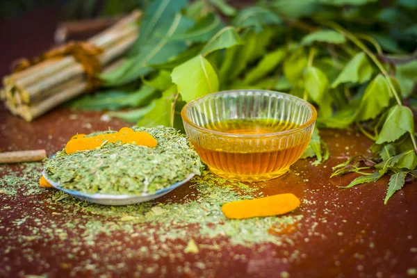 Close Van Indiase Iliacs Poeder Met Tak Van Boom Kurkuma — Stockfoto