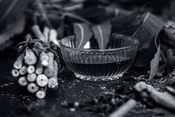 Hint leylak ve ahşap yüzey üzerinde zerdeçal tozu 