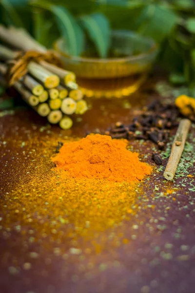 Hint leylak ve ahşap yüzey üzerinde zerdeçal tozu 