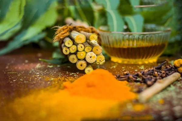 Hint leylak ve ahşap yüzey üzerinde zerdeçal tozu 