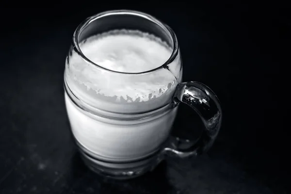 Lait Non Sucré Dans Verre Transparent Sur Une Surface Bois — Photo