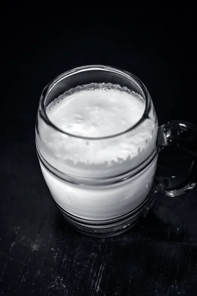 Lait Non Sucré Dans Verre Transparent Sur Une Surface Bois — Photo