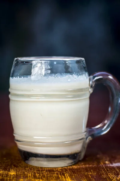 木表面透明玻璃中的不加糖牛奶 — 图库照片