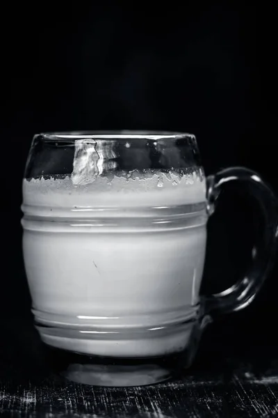 Lait Non Sucré Dans Verre Transparent Sur Une Surface Bois — Photo