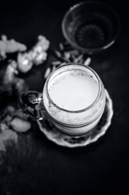 süt yeşil Kakuleden, zerdeçal, tarçın, bal ve ahşap yüzeyde zencefil gibi türlerle