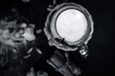 süt yeşil Kakuleden, zerdeçal, tarçın, bal ve ahşap yüzeyde zencefil gibi türlerle