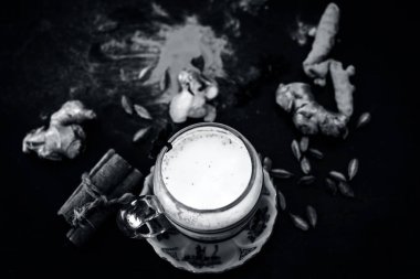 Ahşap yüzeyde türleri ile altın süt 