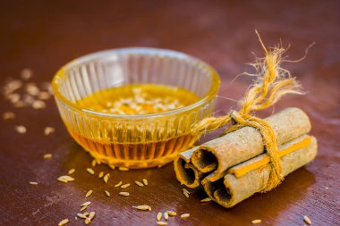 Kimyon veya zeera su ile biraz tarçın 