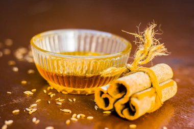 Kimyon veya zeera su ile biraz tarçın 