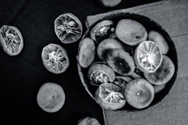 Ahşap yüzeyde paslı bir kase kuru sıkılmış limon