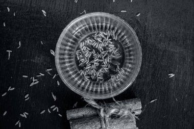 Kimyon veya zeera su ile biraz tarçın 