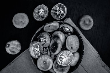 Ahşap yüzeyde paslı bir kase kuru sıkılmış limon