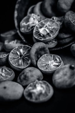 Ahşap yüzeyde paslı bir kase kuru sıkılmış limon