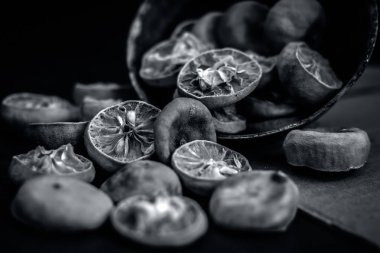 Ahşap yüzeyde paslı bir kase kuru sıkılmış limon