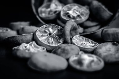 Ahşap yüzeyde paslı bir kase kuru sıkılmış limon