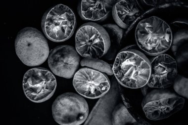 Ahşap yüzeyde paslı bir kase kuru sıkılmış limon