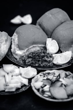 Hint yemek yemek Pav Bhaji dilimlenmiş soğan ve Hint turşusu ile servis.