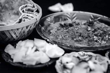 Dilimlenmiş salatalık, soğan ve hari ile öğle yemeği için bir Hint yemek çanak Dal makhani görünümünü kapatmak Hint turşusu ile roti ve beyaz Khichdi