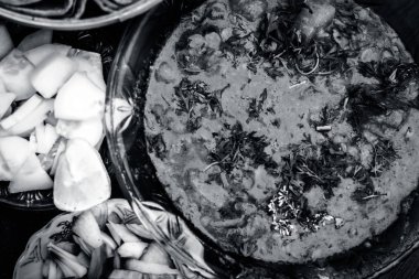 Dilimlenmiş salatalık, soğan ve hari ile öğle yemeği için bir Hint yemek çanak Dal makhani görünümünü kapatmak Hint turşusu ile roti ve beyaz Khichdi