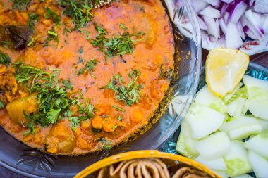 Dilimlenmiş salatalık, soğan ve hari ile öğle yemeği için bir Hint yemek çanak Dal makhani görünümünü kapatmak Hint turşusu ile roti ve beyaz Khichdi