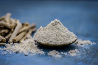 Ayurveda herb satavari, toz ve kökleri ile kuşkonmaz racemosus görünümünü kapat