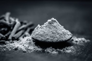 Ayurveda herb satavari, toz ve kökleri ile kuşkonmaz racemosus görünümünü kapat