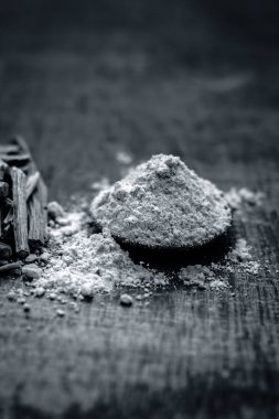 Ayurveda herb satavari, toz ve kökleri ile kuşkonmaz racemosus görünümünü kapat