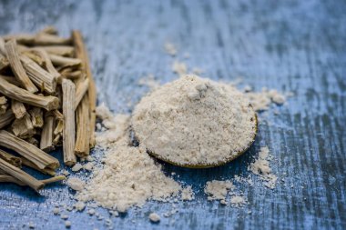 Ayurveda herb satavari, toz ve kökleri ile kuşkonmaz racemosus görünümünü kapat