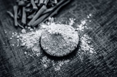 Ayurveda herb satavari, toz ve kökleri ile kuşkonmaz racemosus görünümünü kapat