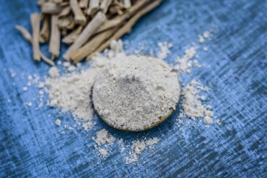 Ayurveda herb satavari, toz ve kökleri ile kuşkonmaz racemosus görünümünü kapat