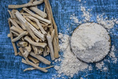 Ayurveda herb satavari, toz ve kökleri ile kuşkonmaz racemosus görünümünü kapat
