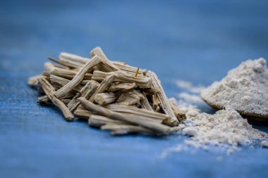 Ayurveda herb satavari, toz ve kökleri ile kuşkonmaz racemosus görünümünü kapat