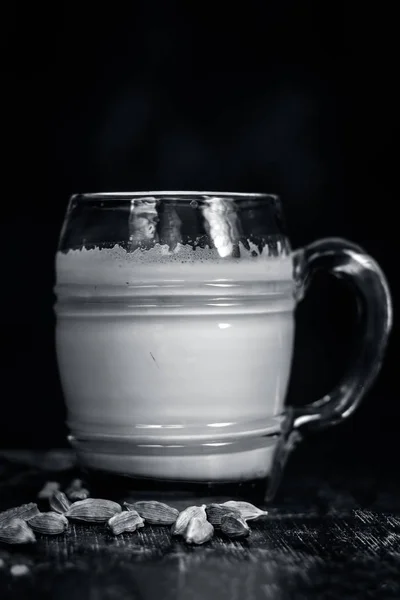 Latte Addolcito Con Alcuni Semi Cardamomo Sulla Superficie Legno — Foto Stock