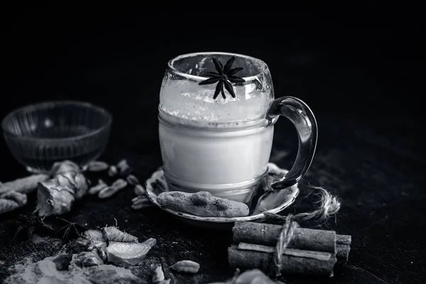 Latte Con Specie Come Cardamomo Verde Curcuma Cannella Miele Zenzero — Foto Stock