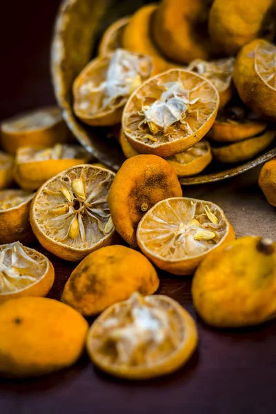 Limones Exprimidos Secos Recipiente Oxidado Sobre Una Superficie Madera — Foto de Stock