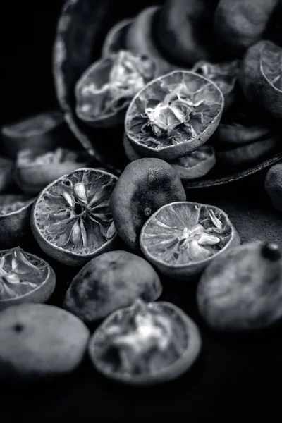 Ahşap yüzeyde paslı bir kase kuru sıkılmış limon